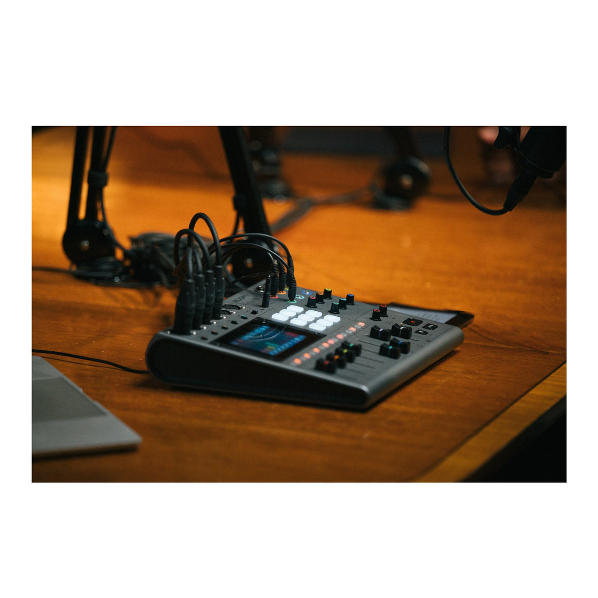 Zoom PodTrak P8 Podcasting Recorder with Microphone and Headphones Bundle