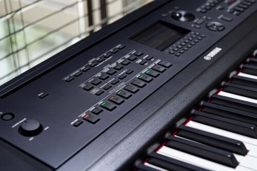 Yamaha DGX670 88-Key Portable Grand Piano (Black)