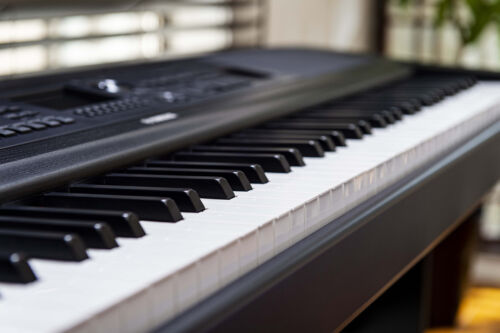 Yamaha DGX670 88-Key Portable Grand Piano (Black)