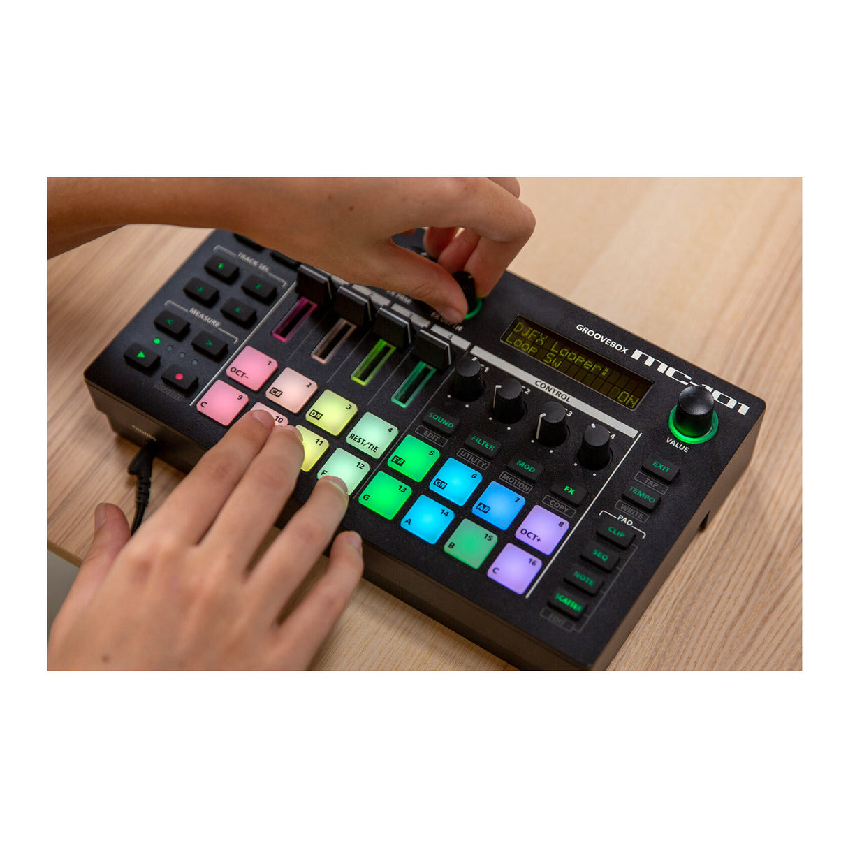 Roland MC-101 Compact Portable Four-Track 16 RGB Pads 64 Clips Groovebox