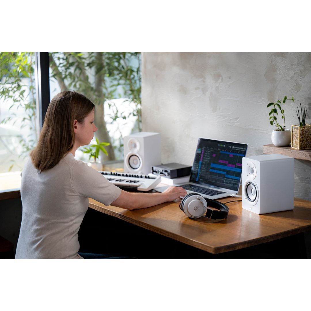 Yamaha 4.5-Inch Powered Studio Monitors - Pair, White