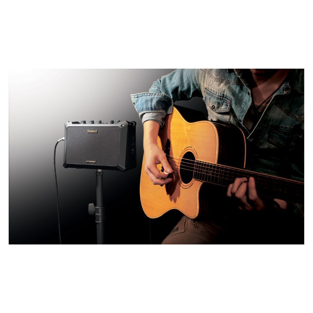 Roland MOBILE-AC Portable Battery Powered Acoustic Guitar Amplifier