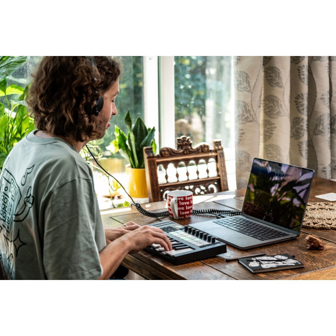 Novation Launchkey Mini MK4 25-Mini-Key MIDI Keyboard Controller