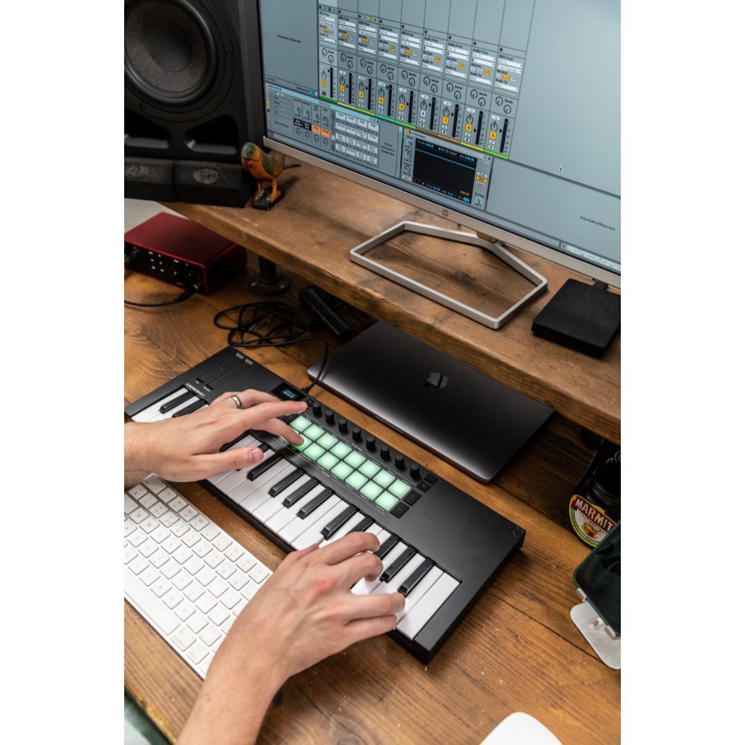 Novation Launchkey Mini 37 MK4 37 Mini-Key USB Compact DAW Keyboard Controller with Ableton Live