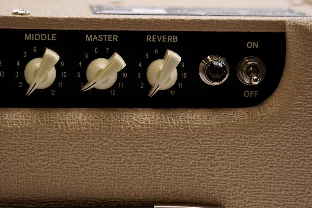 Fender Blues Junior IV 15 Watt Blonde Guitar Amplifier (Used)