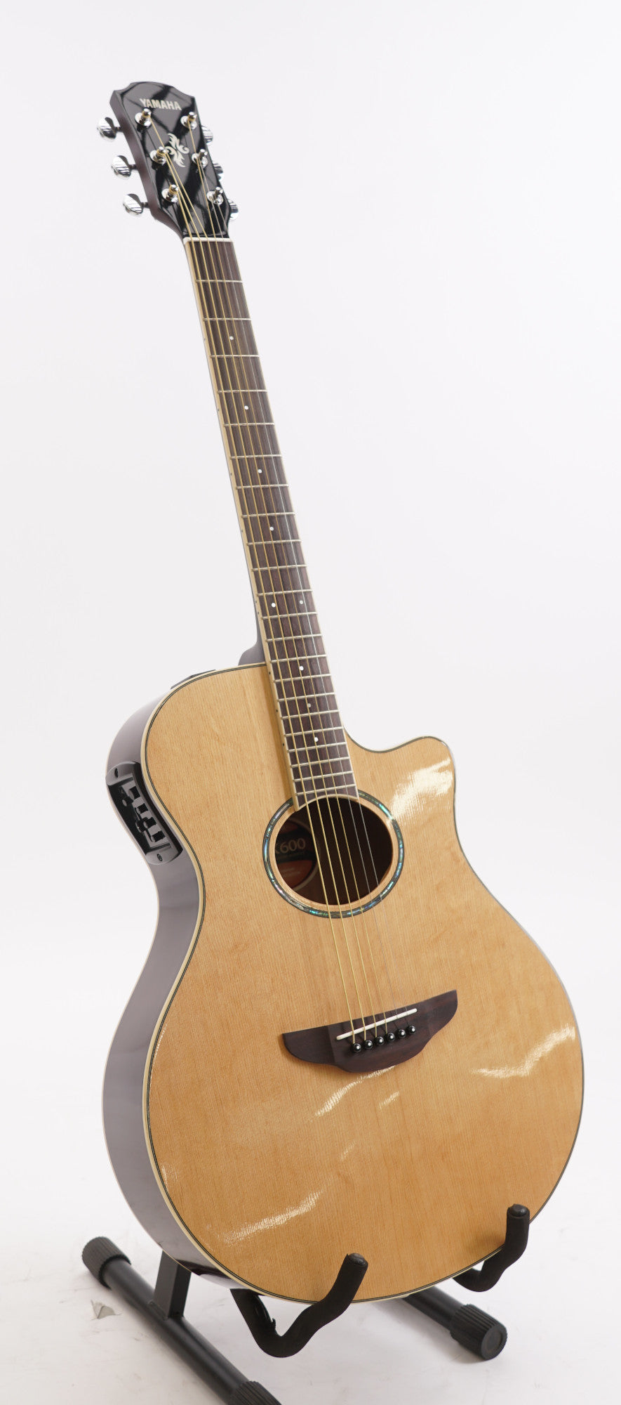 Yamaha APX600NA Thinline Acoustic-Electric Guitar (Natural) Bundle with Case (Used)