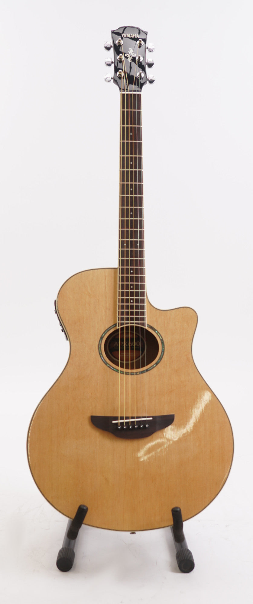 Yamaha APX600NA Thinline Acoustic-Electric Guitar (Natural) Bundle with Case (Used)