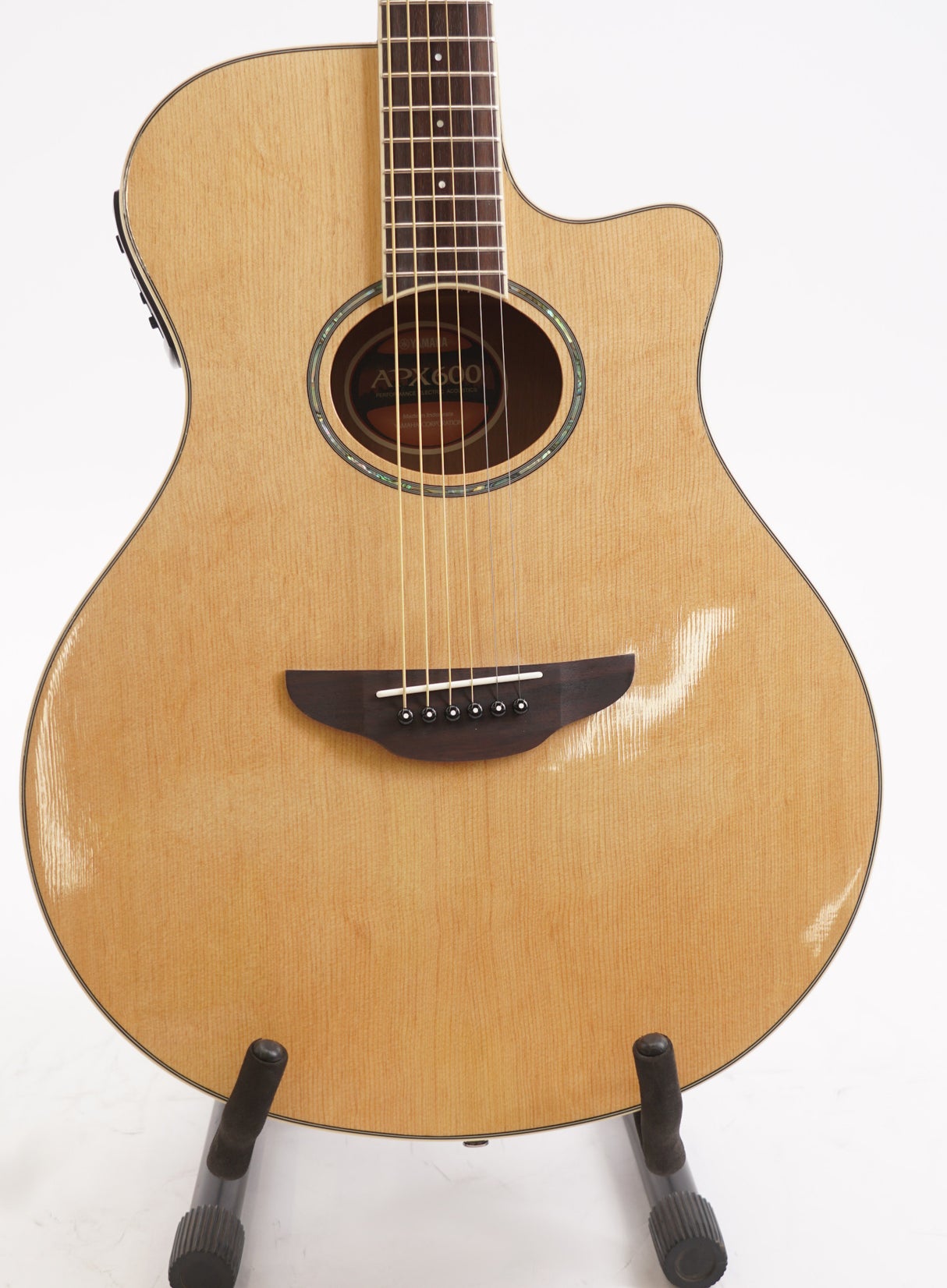 Yamaha APX600NA Thinline Acoustic-Electric Guitar (Natural) Bundle with Case (Used)