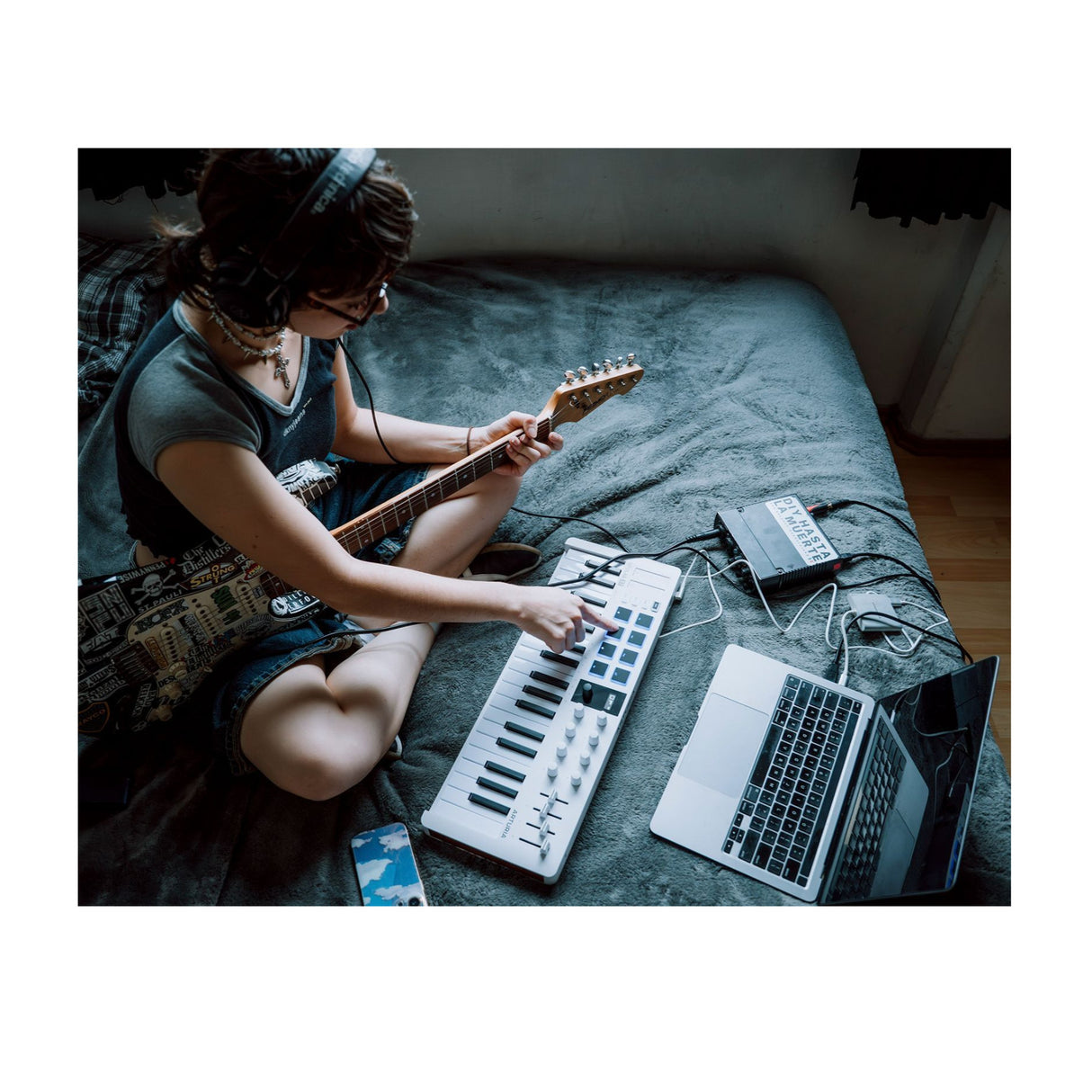 Arturia MiniLab 37 Universal MIDI 37-Key Keyboard Controller with 8 Pads and DAW Control (White)