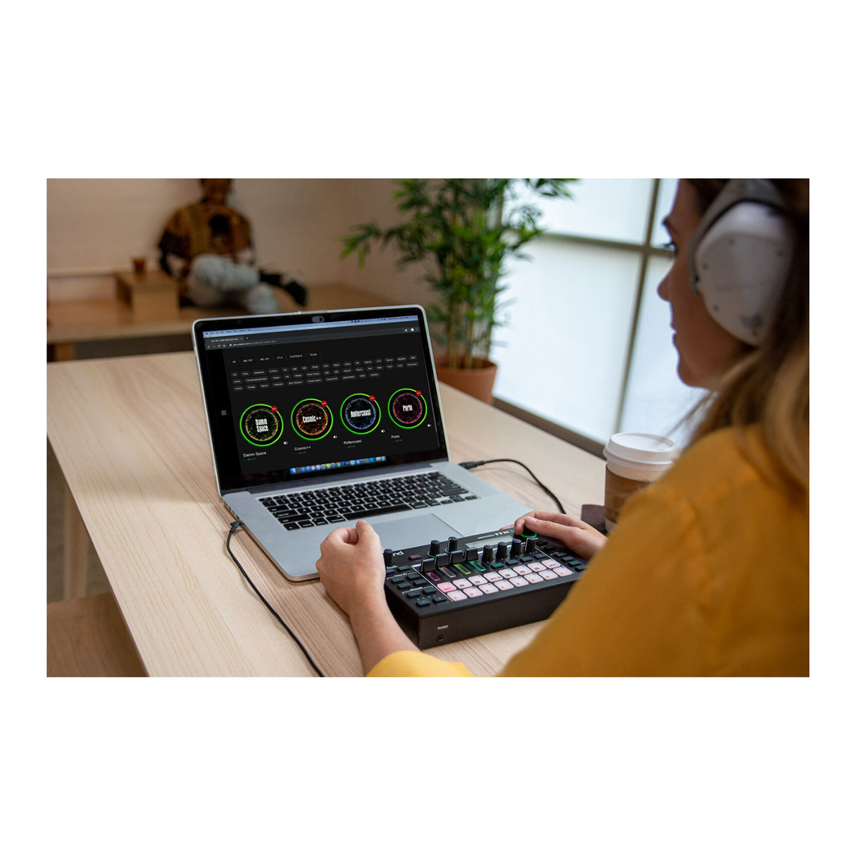 Roland MC-101 Compact Portable Four-Track 16 RGB Pads 64 Clips Groovebox