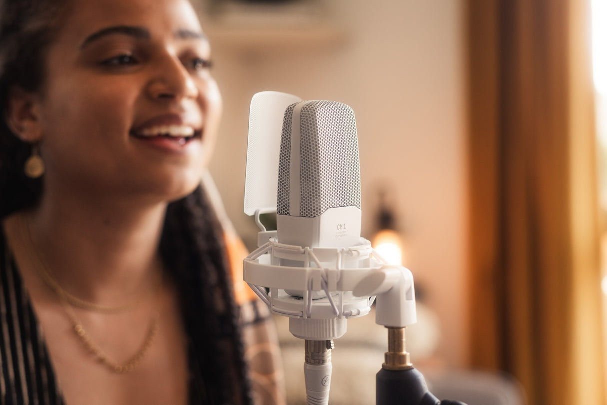 Arturia MiniFuse Recording Pack, White with EF1 Headphones and CM1 Microphone