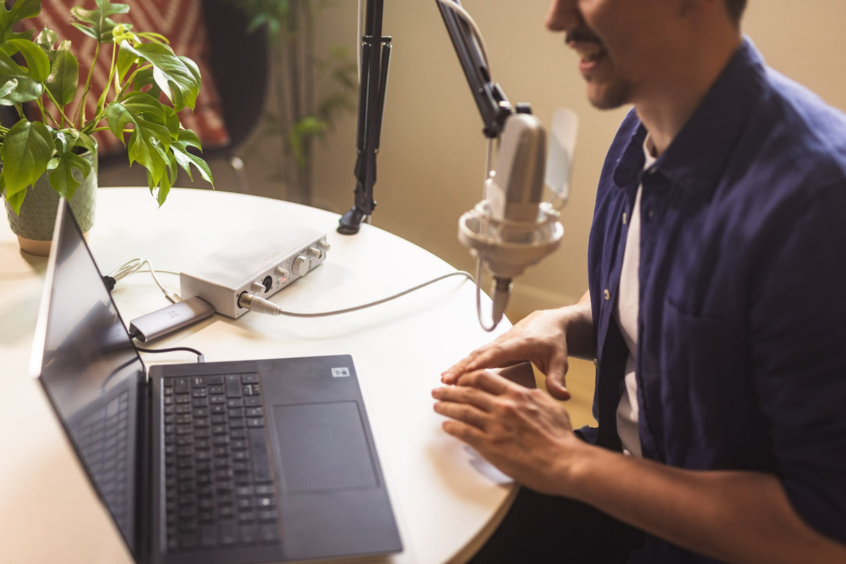 Arturia MiniFuse Recording Pack, White with EF1 Headphones and CM1 Microphone