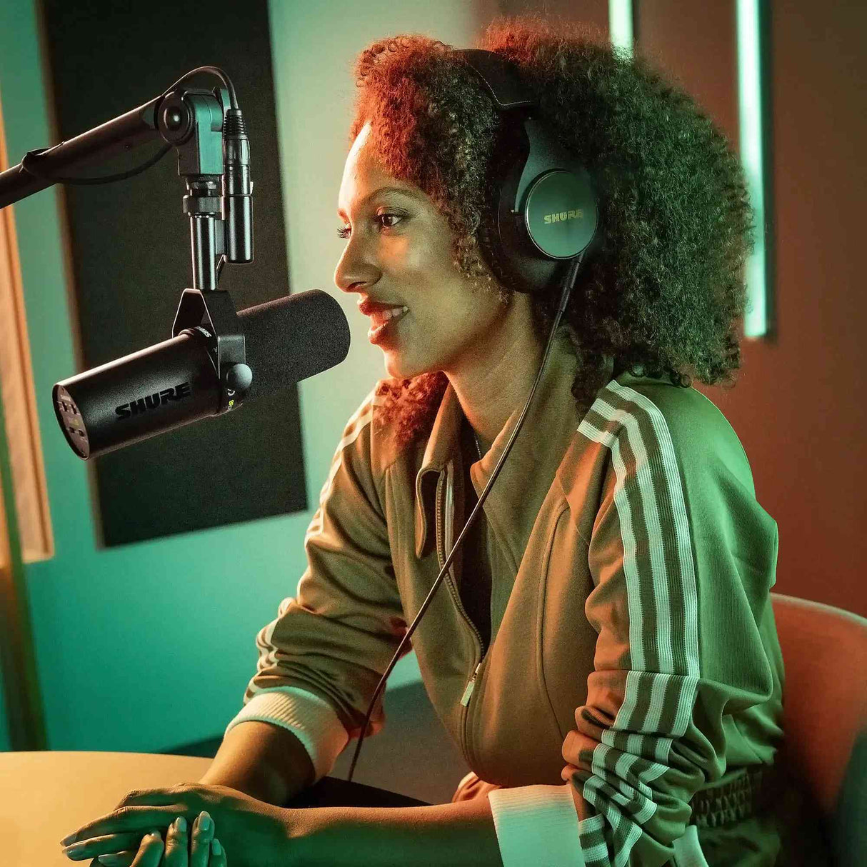 Shure SM7dB Dynamic Mic Built-in Preamp, Streaming, Podcast, Recording - Black