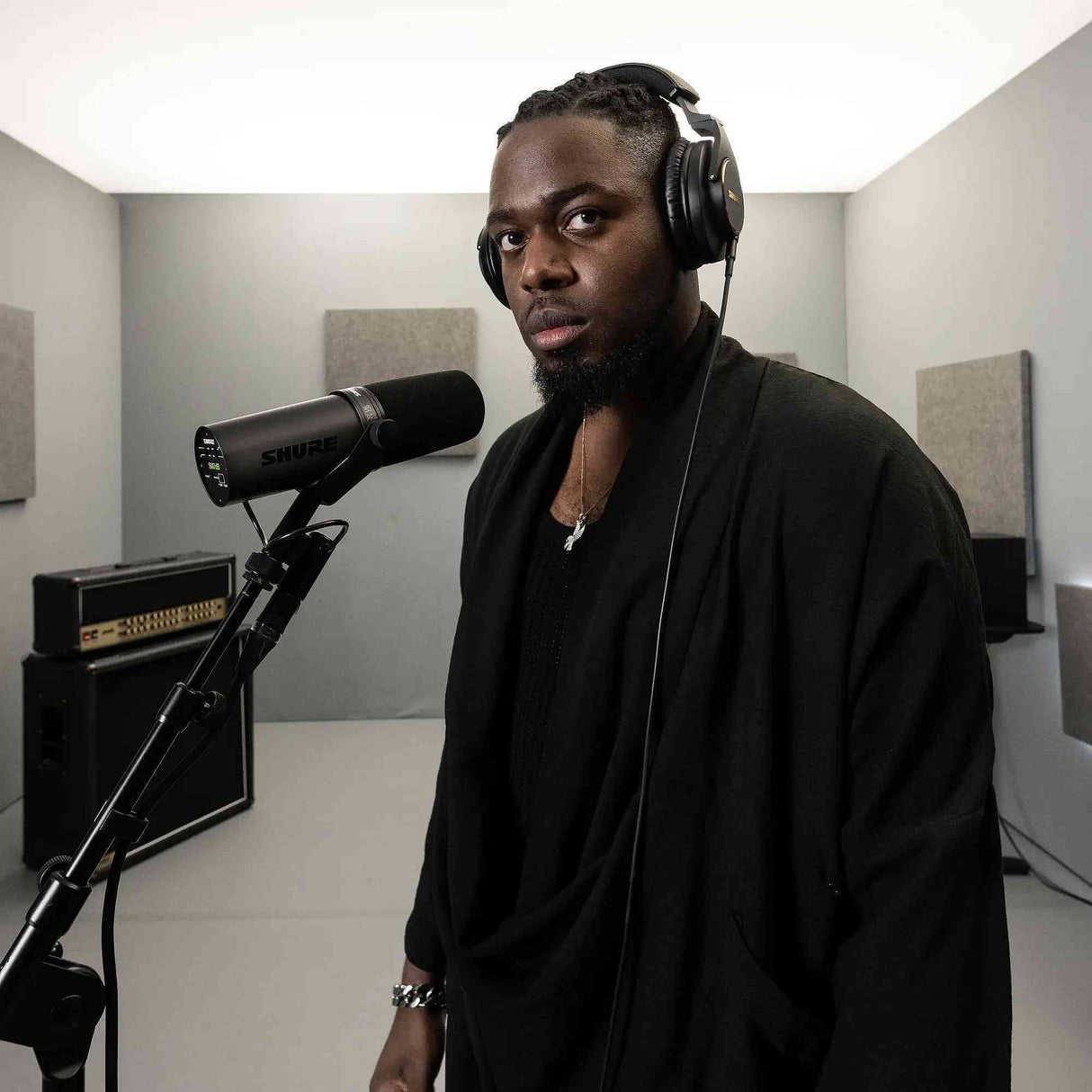 Shure SM7dB Dynamic Mic Built-in Preamp, Streaming, Podcast, Recording - Black