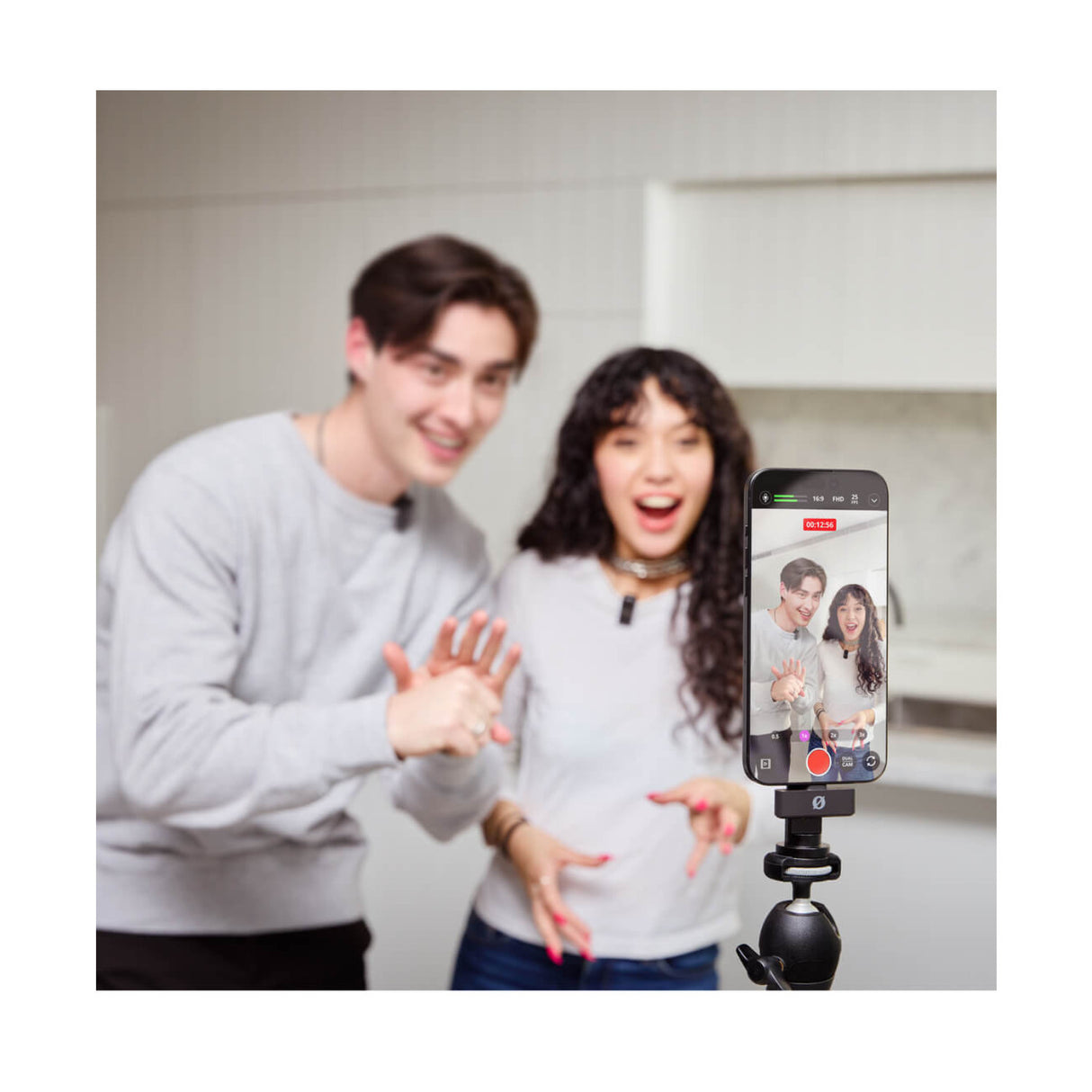 RDE Wireless Micro 2-Person Ultracompact Lightning Connector Wireless Microphone System (White)